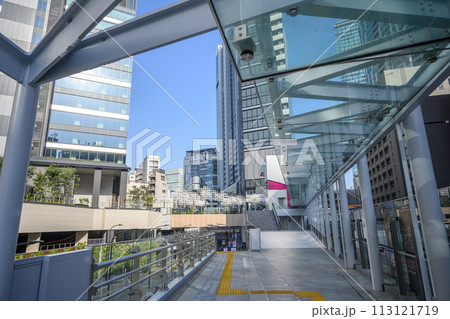 再開発された渋谷桜丘地区の複合施設　渋谷サクラステージ　歩行者デッキと渋谷駅南跨線人道橋 113121719