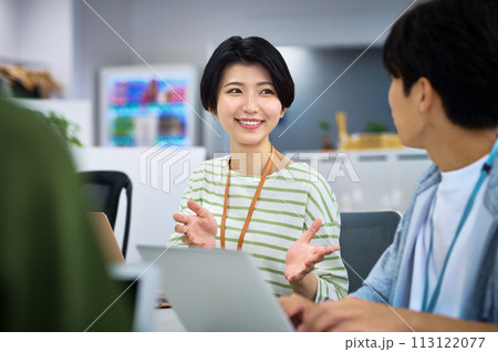 オフィスで働く若い女性エンジニア 113122077