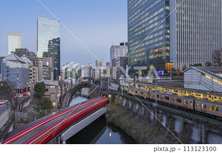 御茶の水　御茶の水駅からの風景　夜景　ライトアップ　お茶の水駅　電車　ビル 113123100
