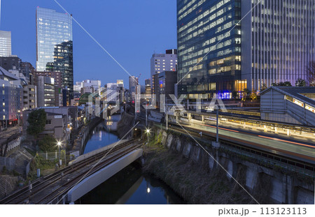 御茶の水　御茶の水駅からの風景　夜景　ライトアップ　お茶の水駅　電車　ビル 113123113