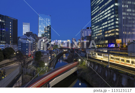 御茶の水　御茶の水駅からの風景　夜景　ライトアップ　お茶の水駅　電車　ビル 113123117