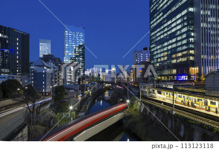 御茶の水　御茶の水駅からの風景　夜景　ライトアップ　お茶の水駅　電車　ビル 113123118