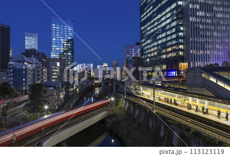 御茶の水　御茶の水駅からの風景　夜景　ライトアップ　お茶の水駅　電車　ビル 113123119