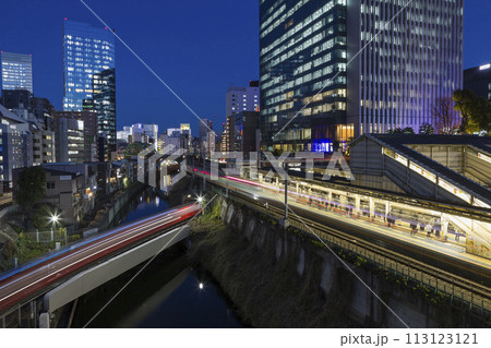 御茶の水　御茶の水駅からの風景　夜景　ライトアップ　お茶の水駅　電車　ビル 113123121