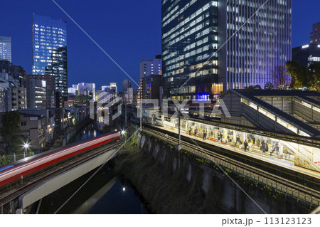 御茶の水　御茶の水駅からの風景　夜景　ライトアップ　お茶の水駅　電車　ビル 113123123