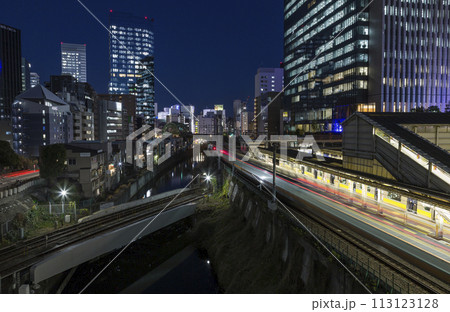 御茶の水　御茶の水駅からの風景　夜景　ライトアップ　お茶の水駅　電車　ビル 113123128