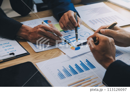 Meeting to present the Finance Executive business team. Discuss meetings to plan work, investment projects, analysis strategies, and discuss financial graphs and company budgets in the office. 113126097