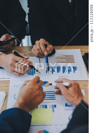 Meeting to present the Finance Executive business team. Discuss meetings to plan work, investment projects, analysis strategies, and discuss financial graphs and company budgets in the office. 113126098