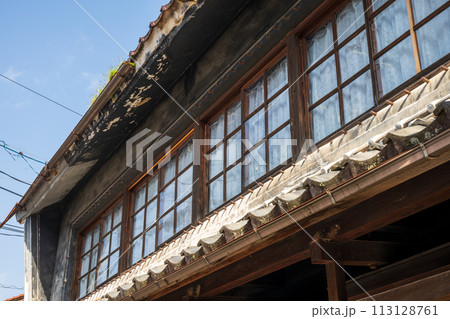 日本の鳥取県倉吉市のとても古くて美しい建物 113128761