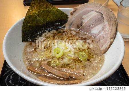 日本の鳥取県のとても美味しい牛骨ラーメン 113128865