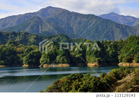 秋の宮ヶ瀬湖と紅葉の丹沢山地　中央が本間ノ頭、右奥が蛭ヶ岳 113129143