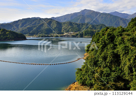 秋の宮ヶ瀬湖と丹沢山地 113129144