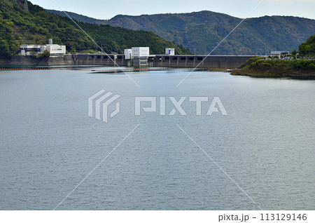 自然の中のダム湖　宮ヶ瀬湖と宮ヶ瀬ダム 113129146