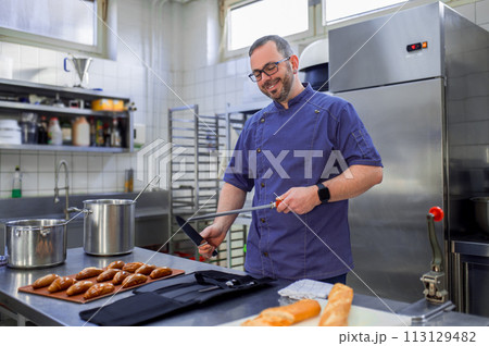 Chef sharpening knife for cutting meat Chef sharpening knife for cutting meat 113129482