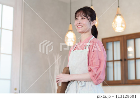 カフェで働く女性店員 カフェで働く女性店員 113129601