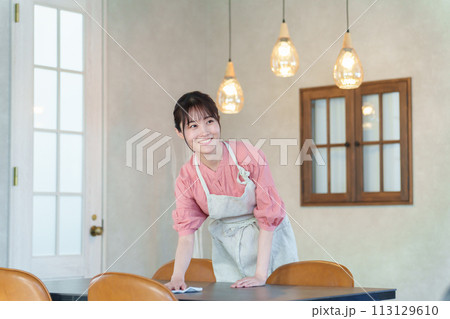 カフェで働く女性店員 113129610