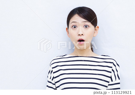 びっくりおどろく女性 113129921