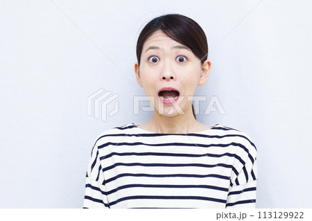 びっくりおどろく女性 113129922