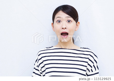 びっくりおどろく女性 びっくりおどろく女性 113129925