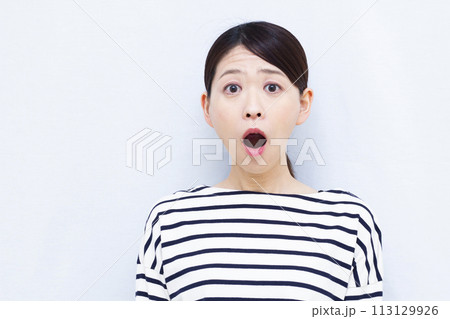 びっくりおどろく女性 113129926