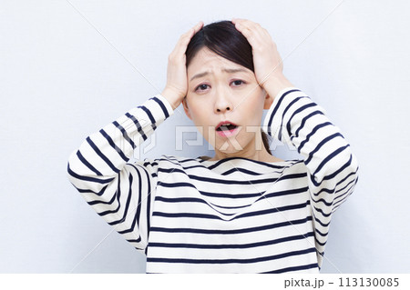 頭を抱えておどろく女性 頭を抱えておどろく女性 113130085