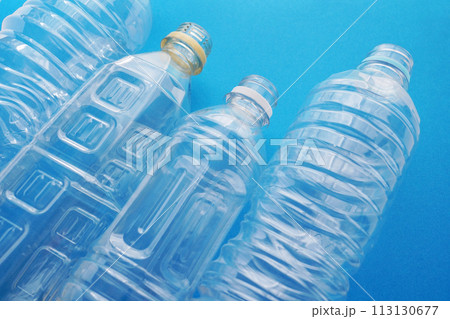空になったリサイクルのペットボトル 空になったリサイクルのペットボトル 113130677