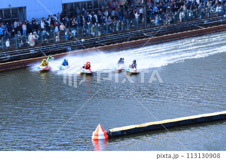 競艇の風景　ターン直前　ボート競技場　 113130908