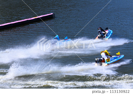 競艇の風景　ターン後の争い　ボート競技場　 113130922