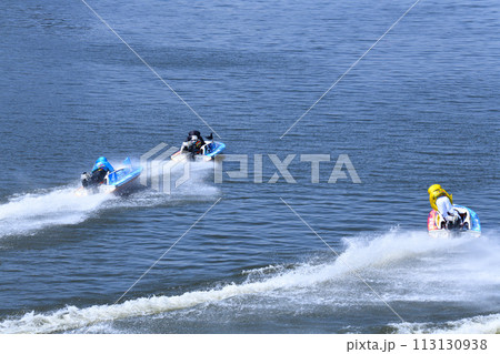 競艇の風景 ターン後の争い ボート競技場 競艇の風景 ターン後の争い ボート競技場 113130938