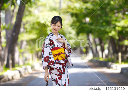 浴衣の若い女性 浴衣の若い女性 113131020