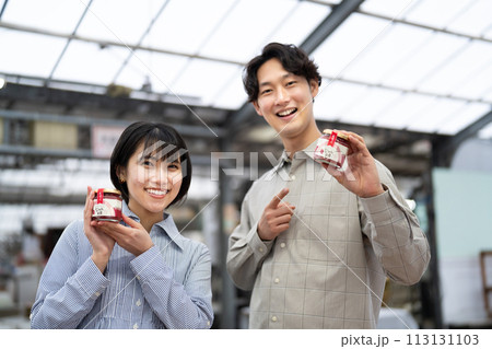 お土産を買うカップル 113131103