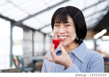 イチゴを食べる若い女性 イチゴを食べる若い女性 113131114