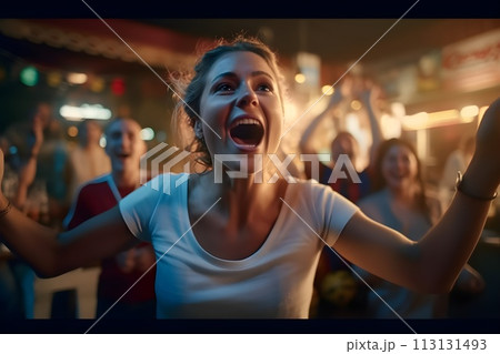 スポーツバーでスポーツ観戦する女性11　AI生成画像 113131493