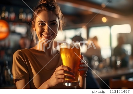 スポーツバーでスポーツ観戦する女性12　AI生成画像 113131497