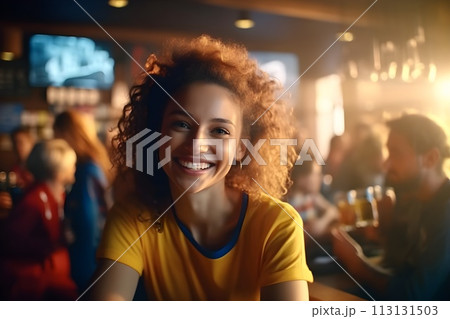 スポーツバーでスポーツ観戦する女性1　AI生成画像 113131503