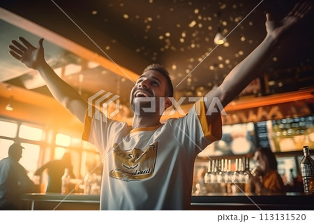 スポーツバーでスポーツ観戦する男性13　AI生成画像 113131520