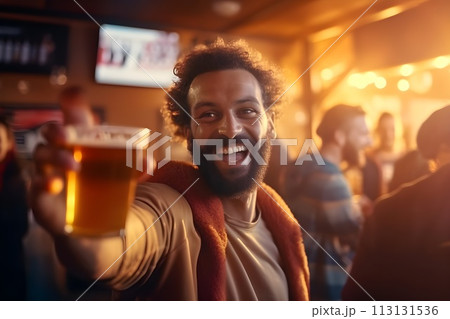 スポーツバーでスポーツ観戦する男性9　AI生成画像 113131536