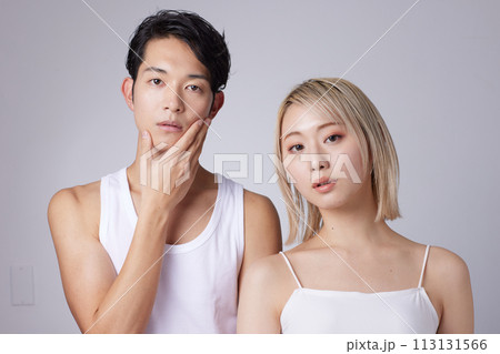 若い男性と女性2名のビューティー、スキンケアイメージのポートレート 113131566