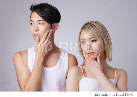 若い男性と女性2名のビューティー、スキンケアイメージのポートレート 若い男性と女性2名のビューティー、スキンケアイメージのポートレート 113131570