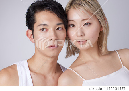 若い男性と女性2名のビューティー、スキンケアイメージのポートレート 113131571