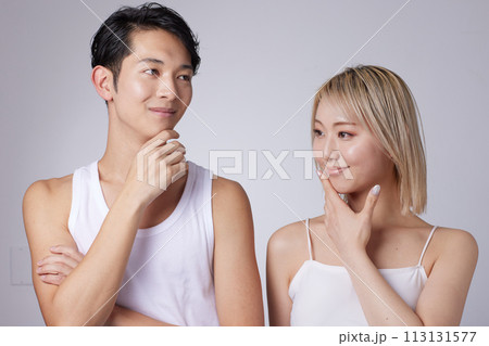 若い男性と女性2名のビューティー、スキンケアイメージのポートレート 若い男性と女性2名のビューティー、スキンケアイメージのポートレート 113131577