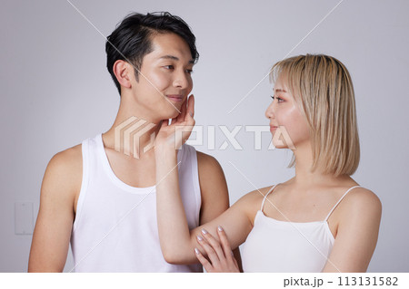 若い男性と女性2名のビューティー、スキンケアイメージのポートレート 若い男性と女性2名のビューティー、スキンケアイメージのポートレート 113131582