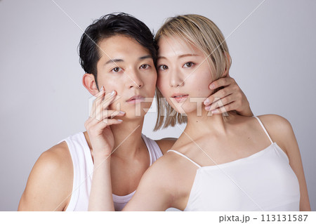 若い男性と女性2名のビューティー、スキンケアイメージのポートレート 若い男性と女性2名のビューティー、スキンケアイメージのポートレート 113131587
