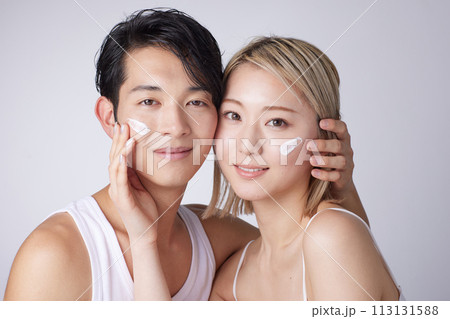 若い男性と女性2名のビューティー、スキンケアイメージのポートレート 若い男性と女性2名のビューティー、スキンケアイメージのポートレート 113131588