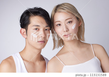 若い男性と女性2名のビューティー、スキンケアイメージのポートレート 113131589