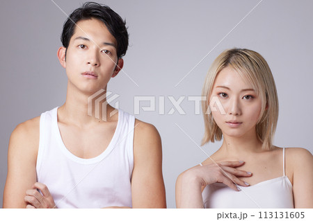若い男性と女性2名のビューティー、スキンケアイメージのポートレート 113131605