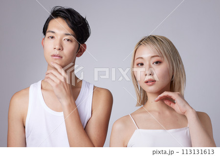 若い男性と女性2名のビューティー、スキンケアイメージのポートレート 113131613