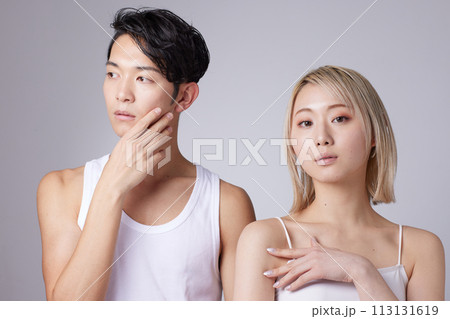 若い男性と女性2名のビューティー、スキンケアイメージのポートレート 113131619