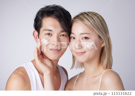 若い男性と女性2名のビューティー、スキンケアイメージのポートレート 113131622