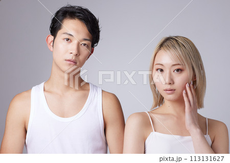 若い男性と女性2名のビューティー、スキンケアイメージのポートレート 113131627